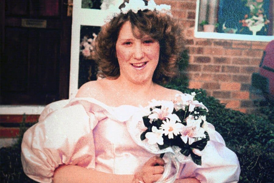 عذّبها “أصدقاؤها” لأيام وشوهوا جسدها بالكامل.. قصة المراهقة سوزان كابر المثيرة للرعب