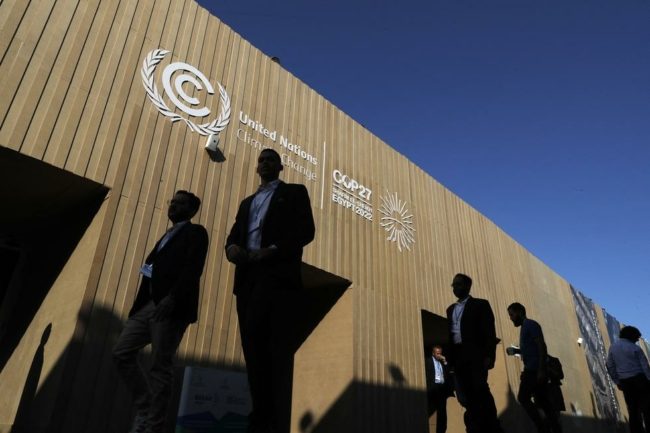 مياه الصرف الصحي تتسرَّب في قمة المناخ بمصر.. فيديو للمشاركين وهم يقفزون للعبور