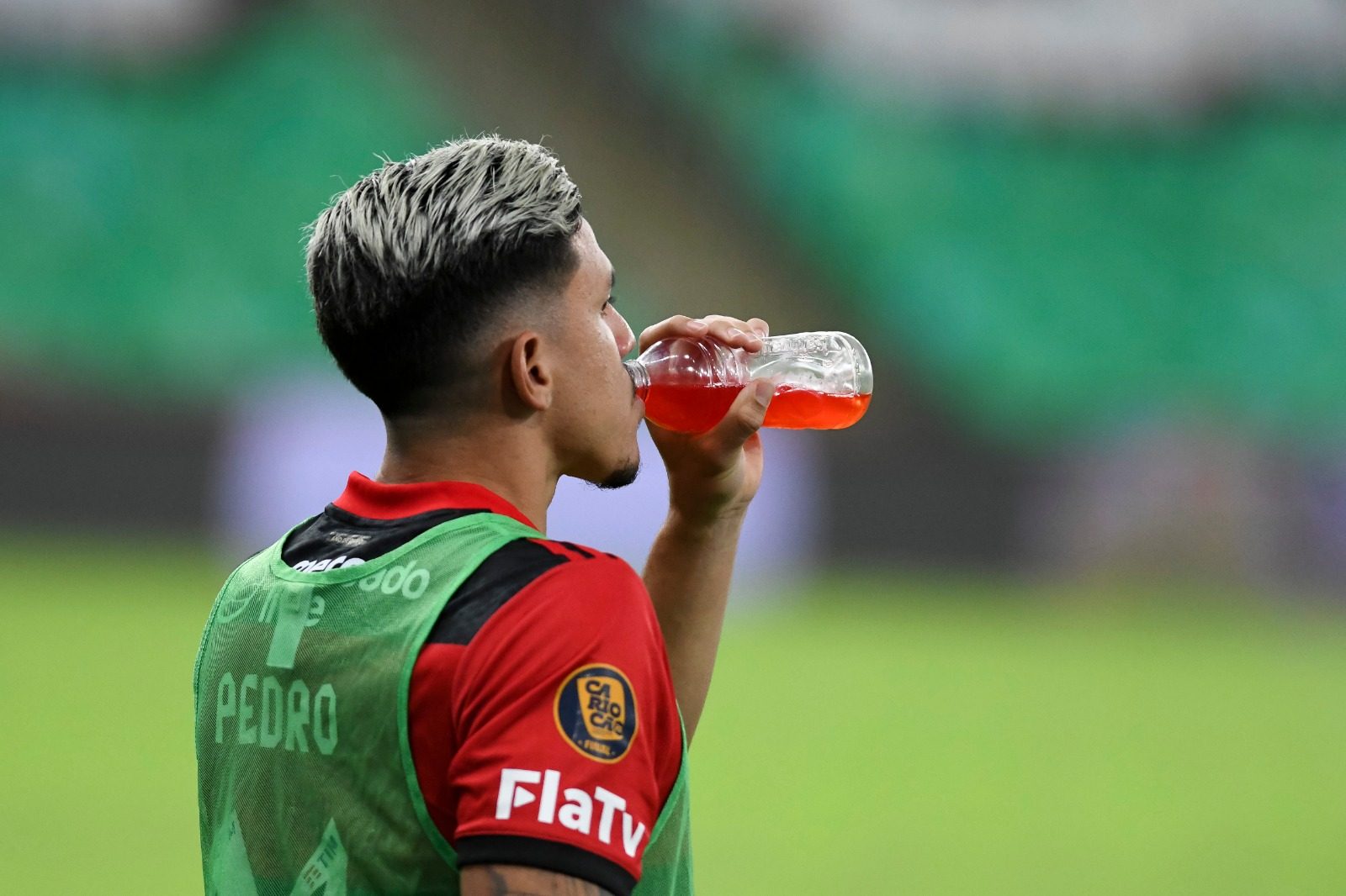 ما هي المشروبات الملونة التي يشربها اللاعبون في المباريات؟ وبماذا تختلف عن الماء؟