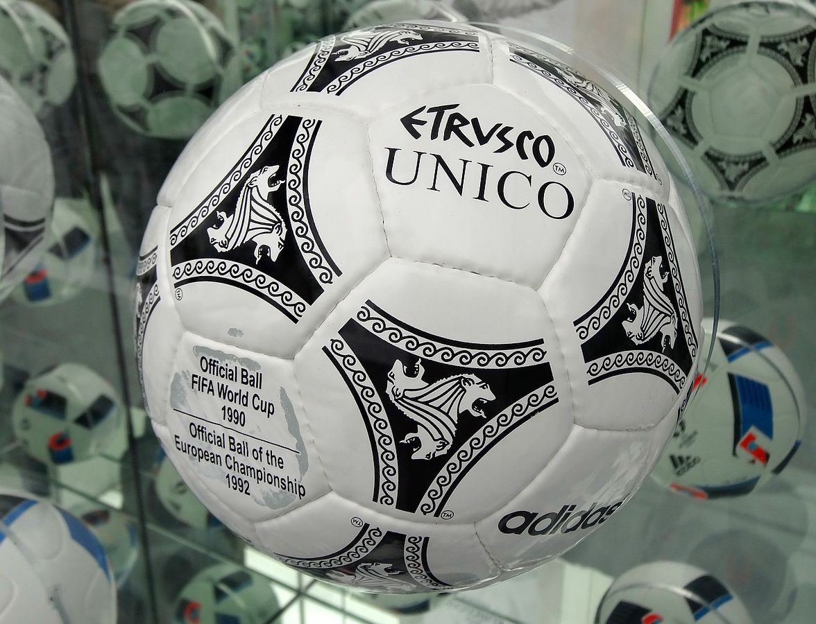 كرة كأس العالم 1990 وكرة يورو 1992 - Wikimedia Commons