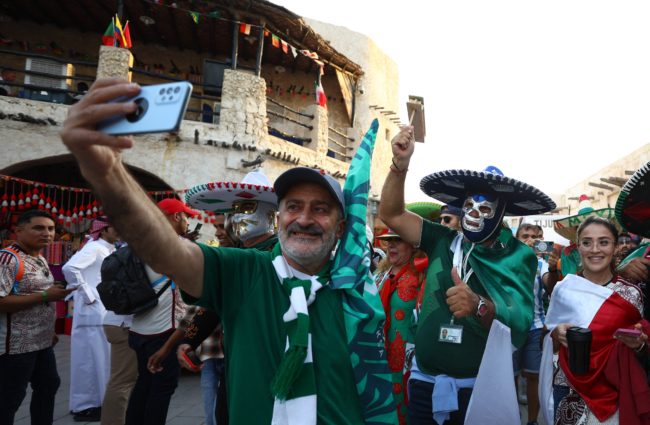 “الكل يعيش في سعادة وأمان”.. الصحفي البريطاني بيرس مورغان “صديق رونالدو” ينتقد وسائل الإعلام الإنجليزية ويشيد بدولة قطر (فيديو)