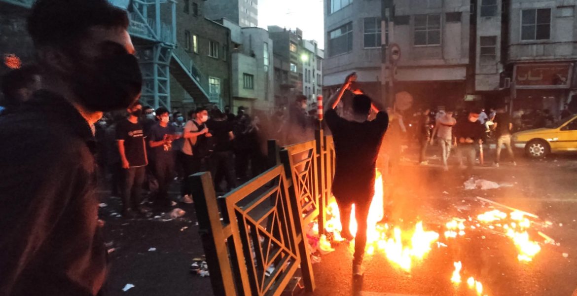 إلى أين تتجه إيران بعدما هزت الاحتجاجات شرعية النظام؟ تفكك على النمط السوفييتي أم تسير على خطى الأسد