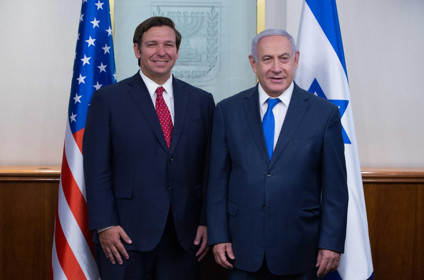 منافس ترامب بدأ مشواره من سجن غوانتانامو.. صعود دي سانتيس يهدد الجالية المسلمة بأمريكا والتضامن مع فلسطين