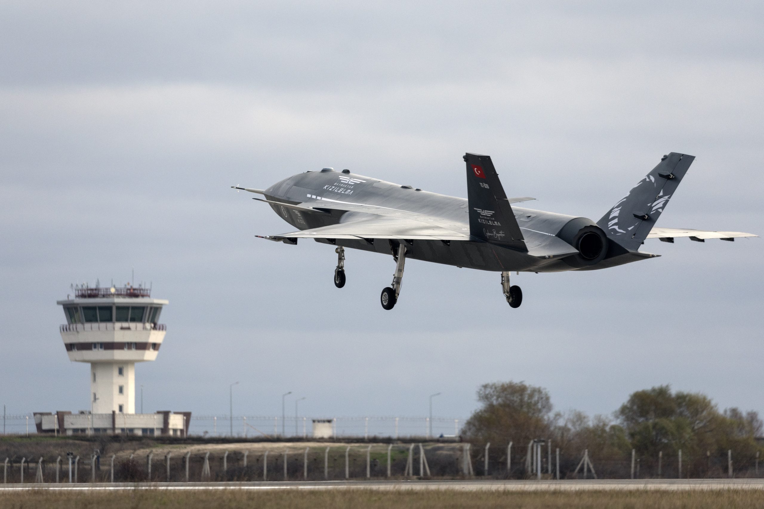 أول مقاتلة مسيرة تركية تجتاز اختبار التحليق بقدرات شبحية، فلماذا يمثل ذلك لحظة فارقة بتاريخ الطيران؟