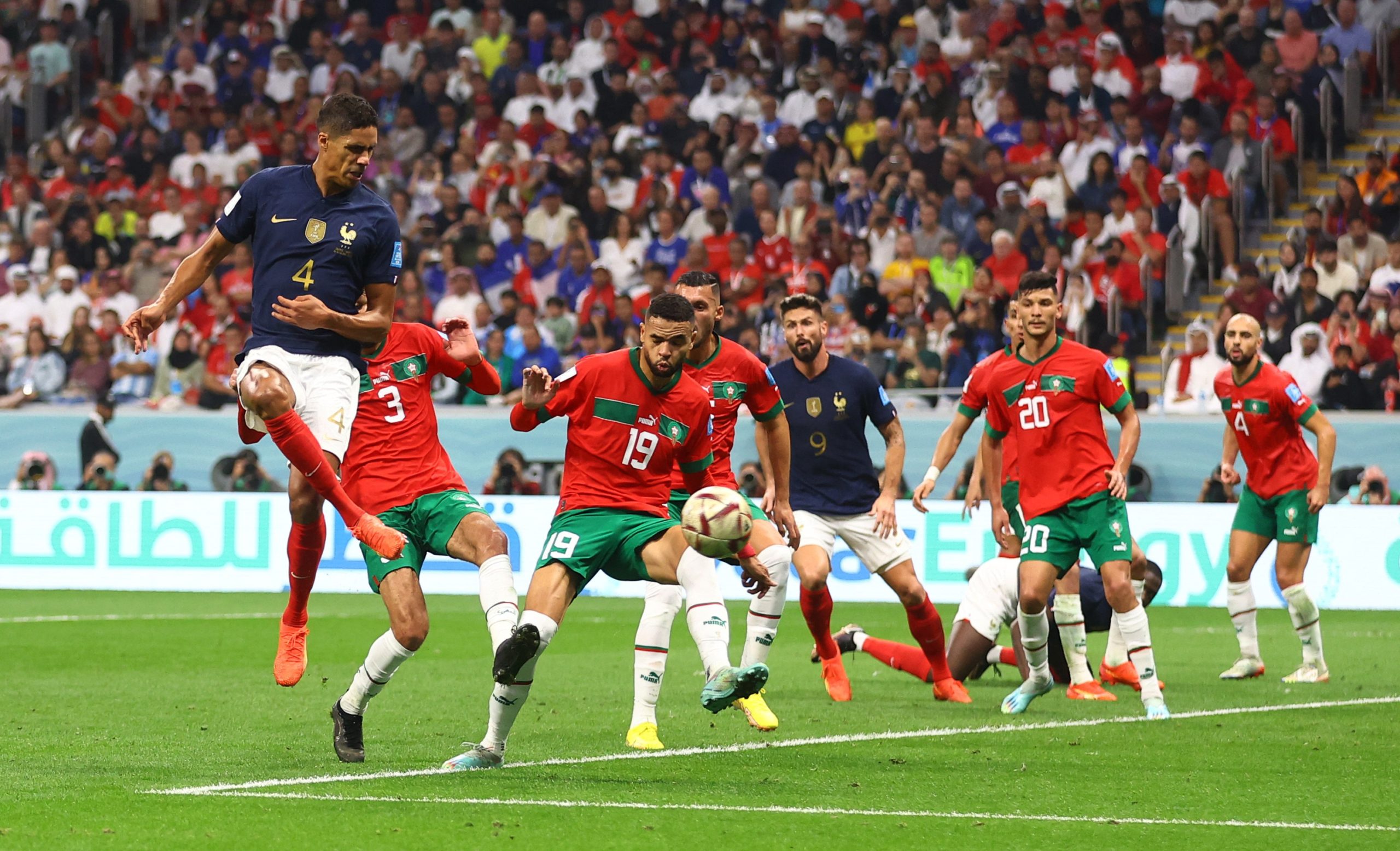 ملك المغرب يُحيي وليد الركراكي ولاعبيه على الأداء البطولي في المونديال