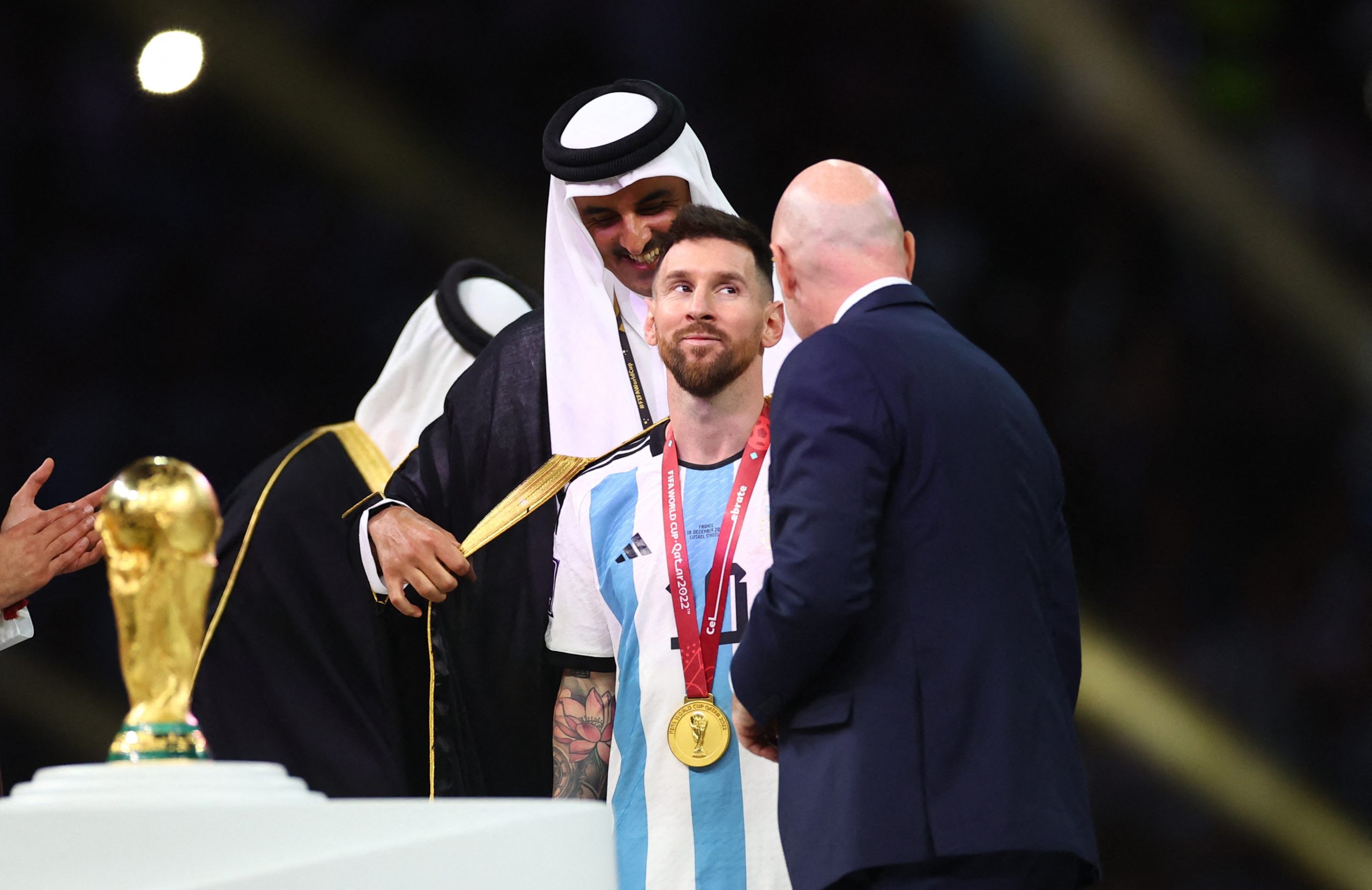 “حقاً إنه الملك”.. الاتحاد الأرجنتيني يعلّق على إهداء الأمير تميم البشت القطري لميسي (شاهد)