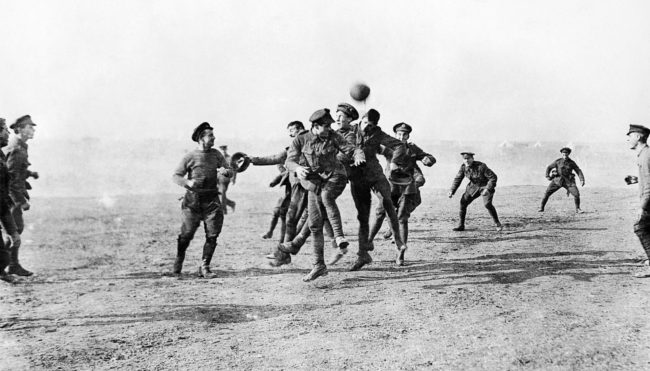 غنّوا ورقصوا ولعبوا كرة القدم.. “هدنة عيد الميلاد”، حين توقف القتال في الحرب العالمية الأولى