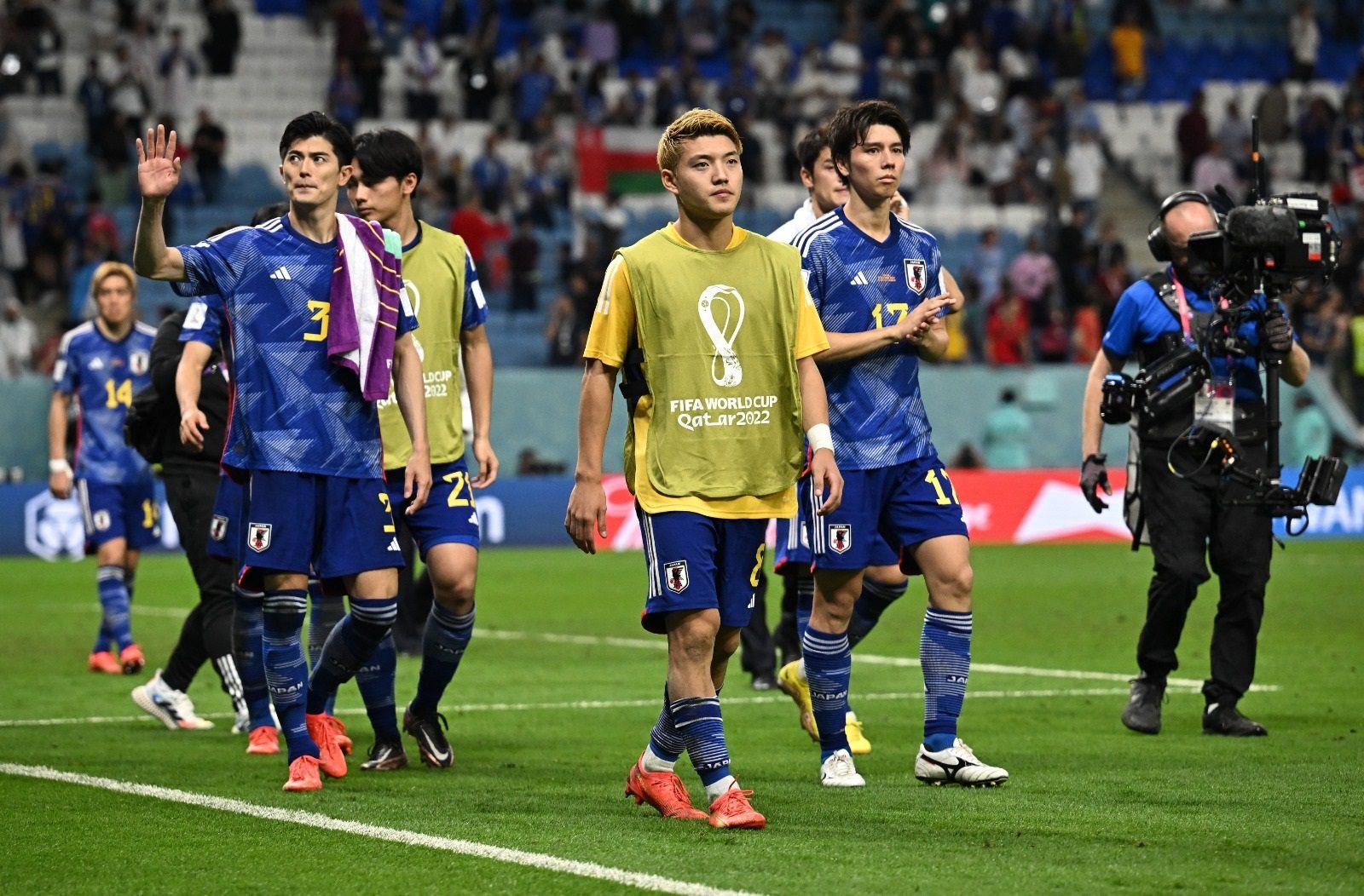 يواصلون إبهار العالم بلطافتهم.. شاهد الطريقة التي قدم بها منتخب اليابان شكره لدولة قطر بعد توديع المونديال