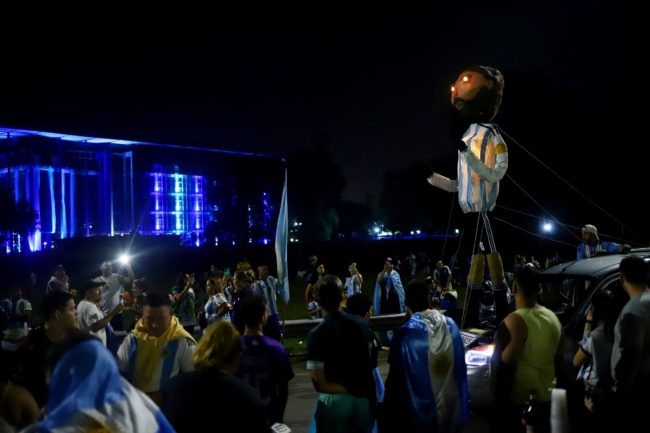 جماهير أرجنتينية أشعلت النار في نعش عليه صورة مبابي.. وزير فرنسي يطالب الفيفا بالتحقيق في استهداف مبابي بالإهانات العنصرية