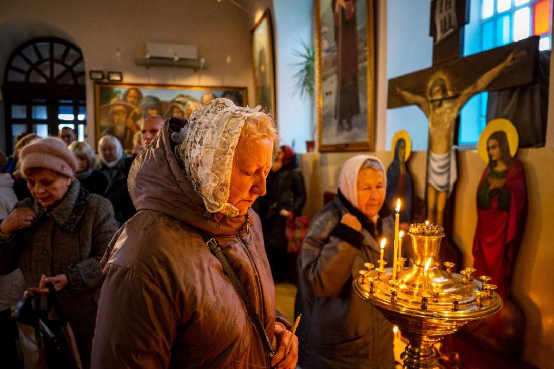 مسيحيو أوكرانيا يحتفلون بعيد الميلاد وفقاً لأوروبا.. تحدّوا الكنيسة الأم في روسيا بعد أن قطعوا علاقتهم بها
