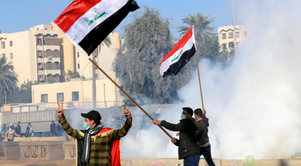 الأمن العراقي يقتل متظاهريْن خلال احتجاجات مناهضة للحكومة.. ورئيس الوزراء يقيل قائد الشرطة