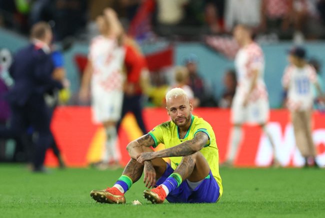 بكاء وصراخ ثم ضحك.. هكذا وثق نيمار خسارته لمليون يورو في لعب “القمار” (فيديو)