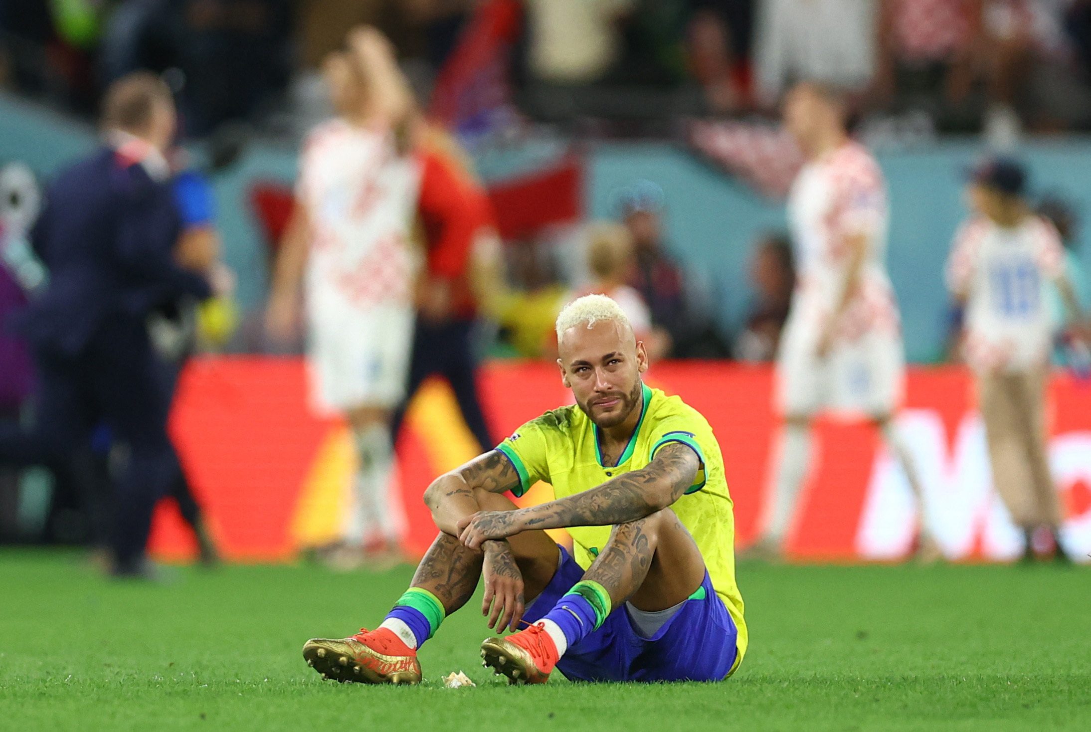 “مهمتنا العظيمة أن نكون مصدر إلهام”.. بيليه يوجّه رسالة إلى نيمار بعد خروج البرازيل من كأس العالم