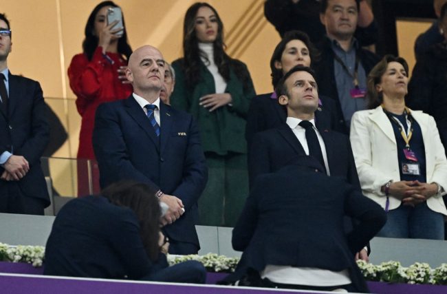 “أحبذ مشاهدتك مع باريس سان جيرمان وليس الأرجنتين”.. الرئيس الفرنسي يداعب ميسي قبل مباراة النهائي