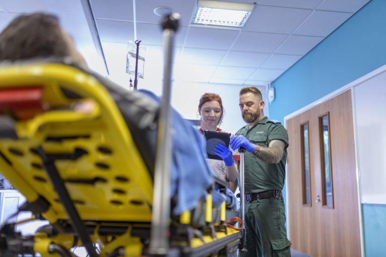 بريطانيا تلجأ للذكاء الاصطناعي لحل أزمة الأسرّة بالمستشفيات.. سيوفر على الحكومة 1.4 مليون جنيه إسترليني