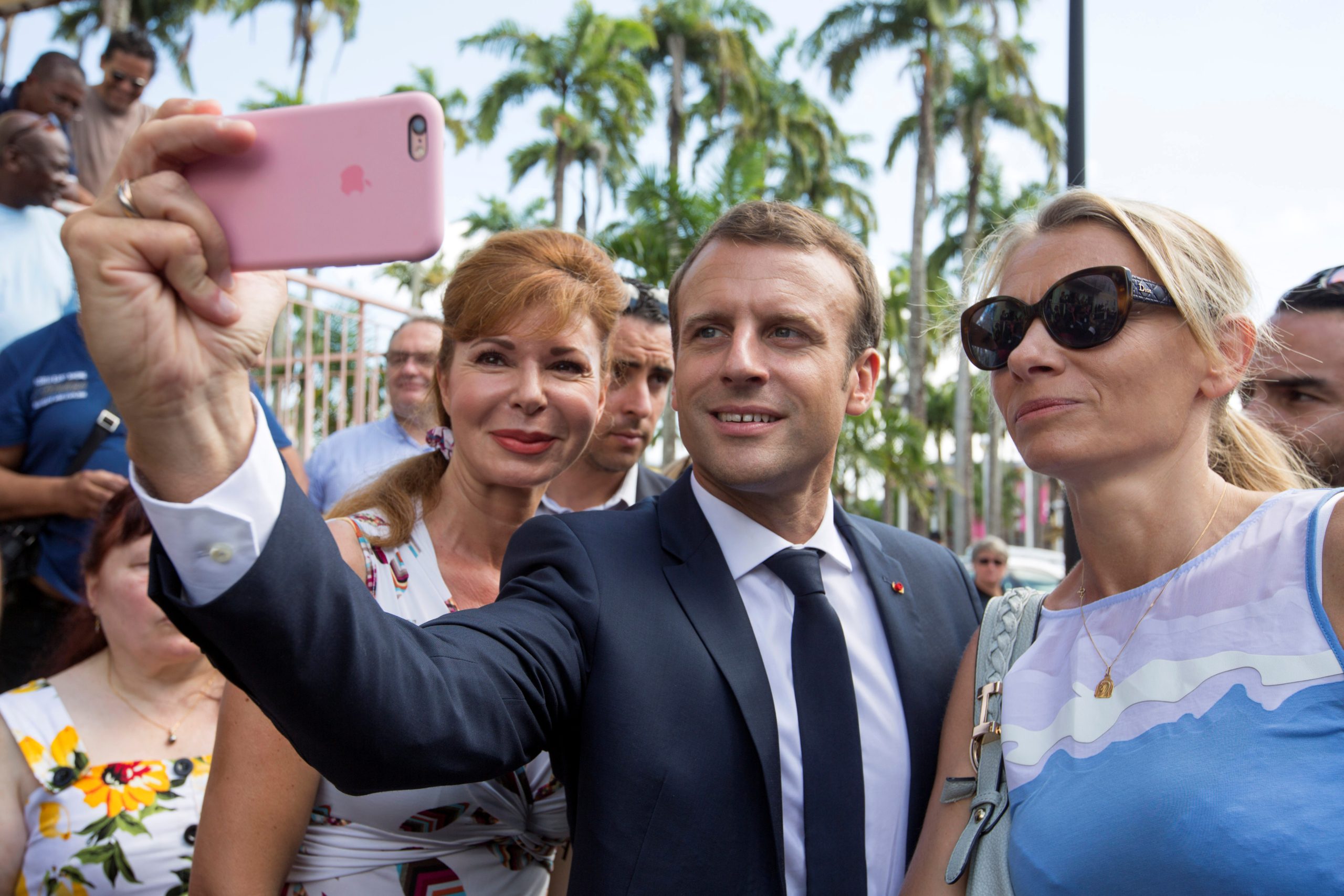 ماكرون يحفّز المنتخب الفرنسي على طريقته! وعدهم بحضور النهائيات في قطر إذا تغلبوا على إنجلترا