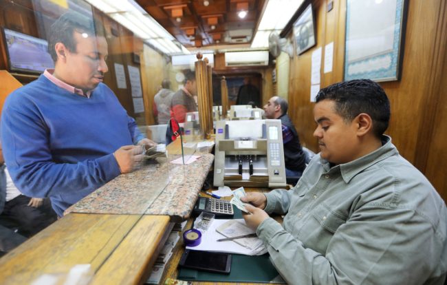 البحث عن خروج “آمن وهادئ”.. حيل رجال أعمال وشركات صرافة مصرية للهرب من شح الدولار وسطوة الحكومة