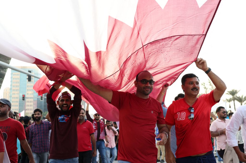 شاب قطري يفاجئ مشجعاً أرجنتينياً (رويترز)