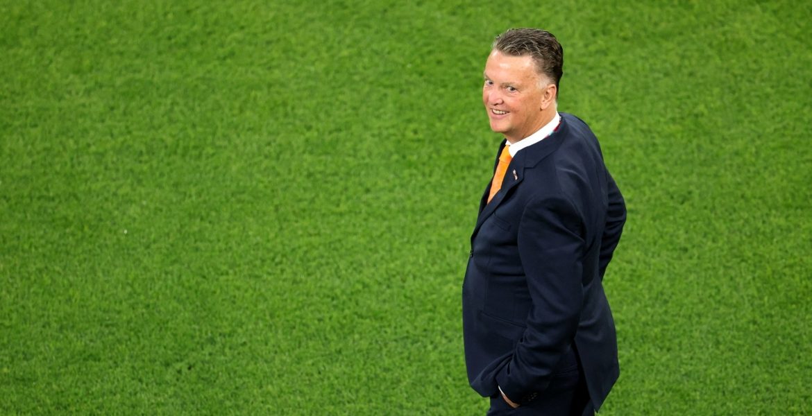 أخفى مرضه عن لاعبيه كي لا يضعفوا بكأس العالم.. كيف أوصل مدرب المنتخب الهولندي فريقه لربع النهائي؟