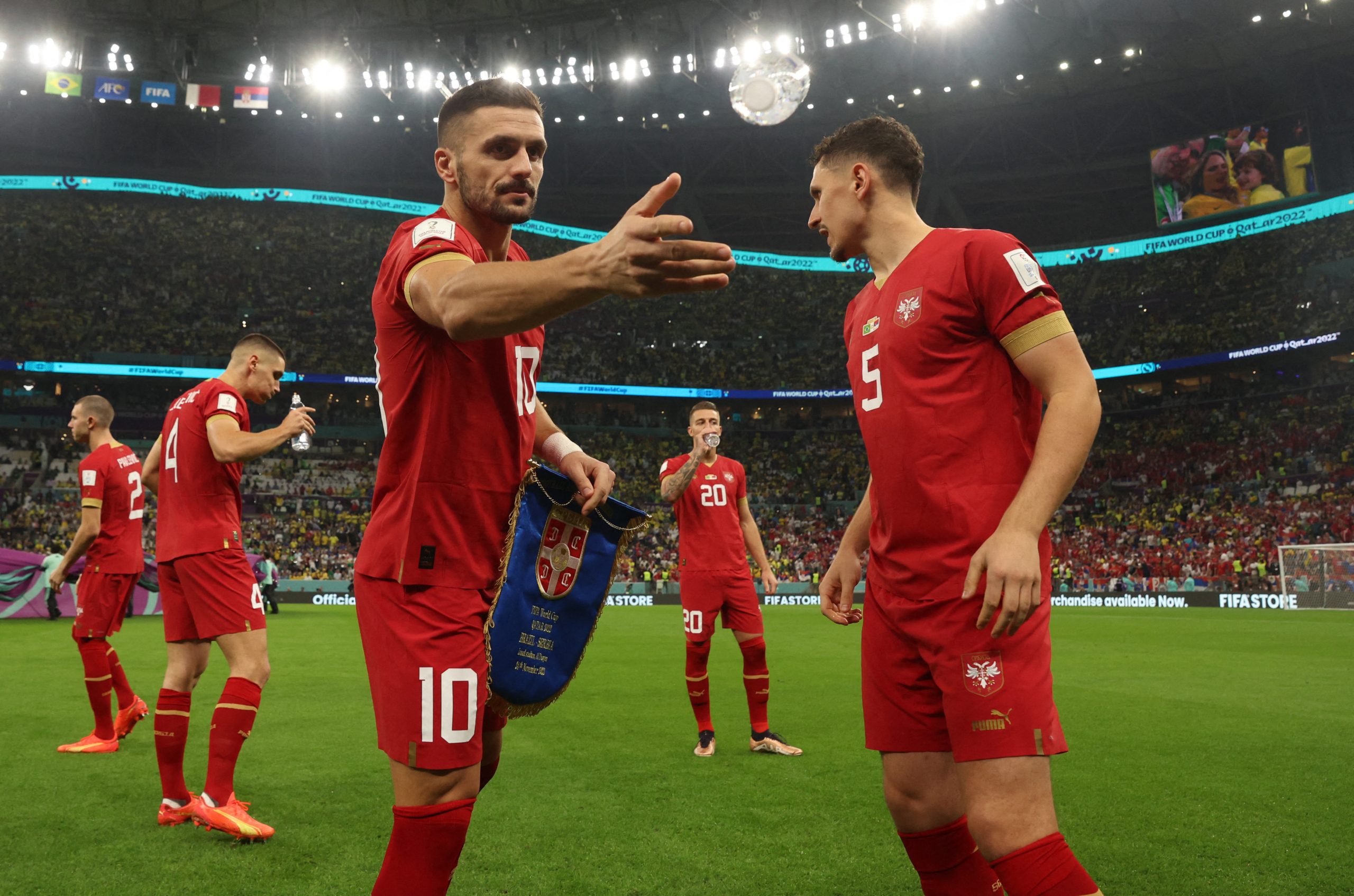 "فيفا" يعاقب صربيا بسبب الإساءة لكوسوفو (رويترز)