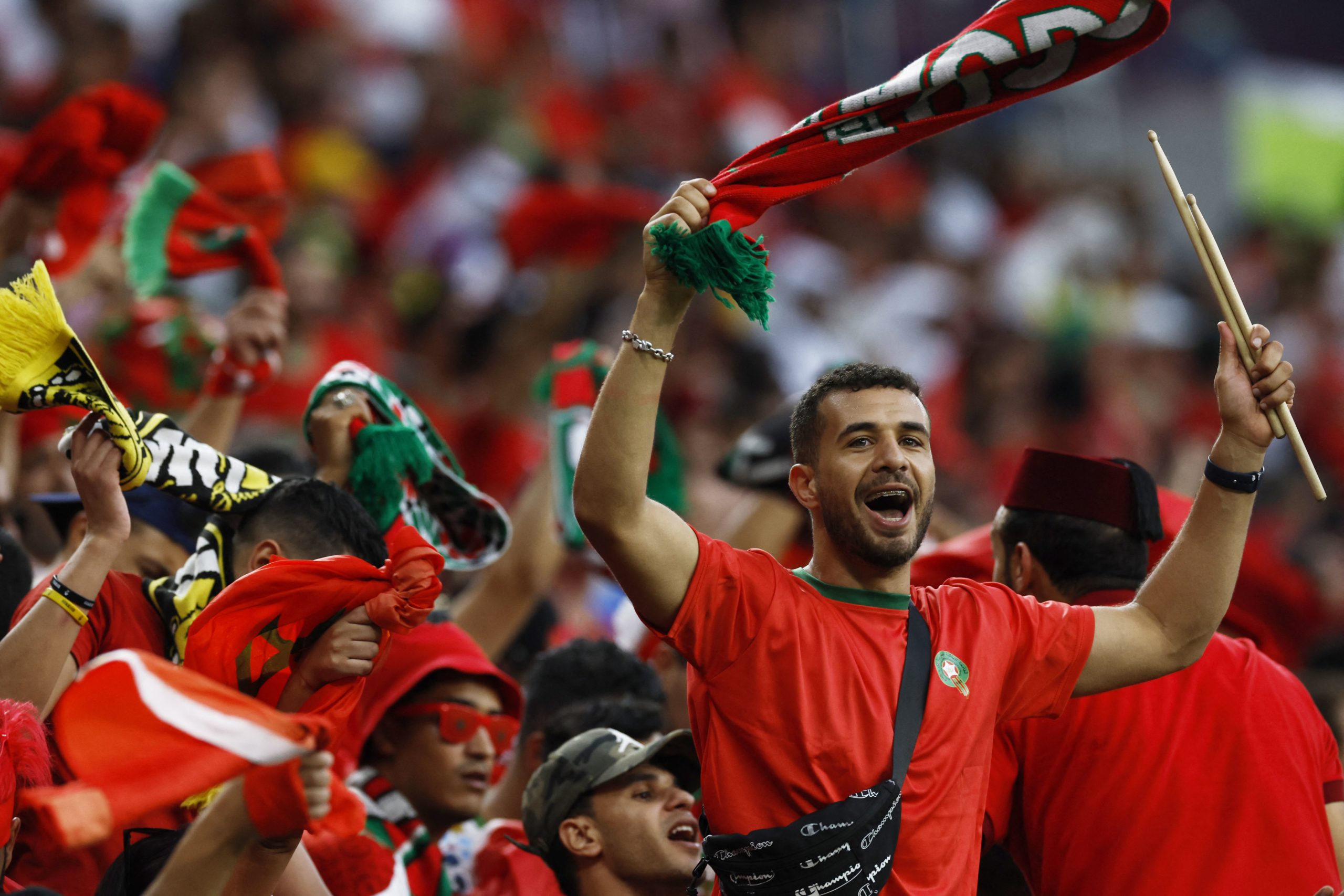 كل الطرق تؤدي إلى الدوحة.. آلاف المغاربة يصلون قطر لتشجيع أسود الأطلس في مواجهتهم لفرنسا