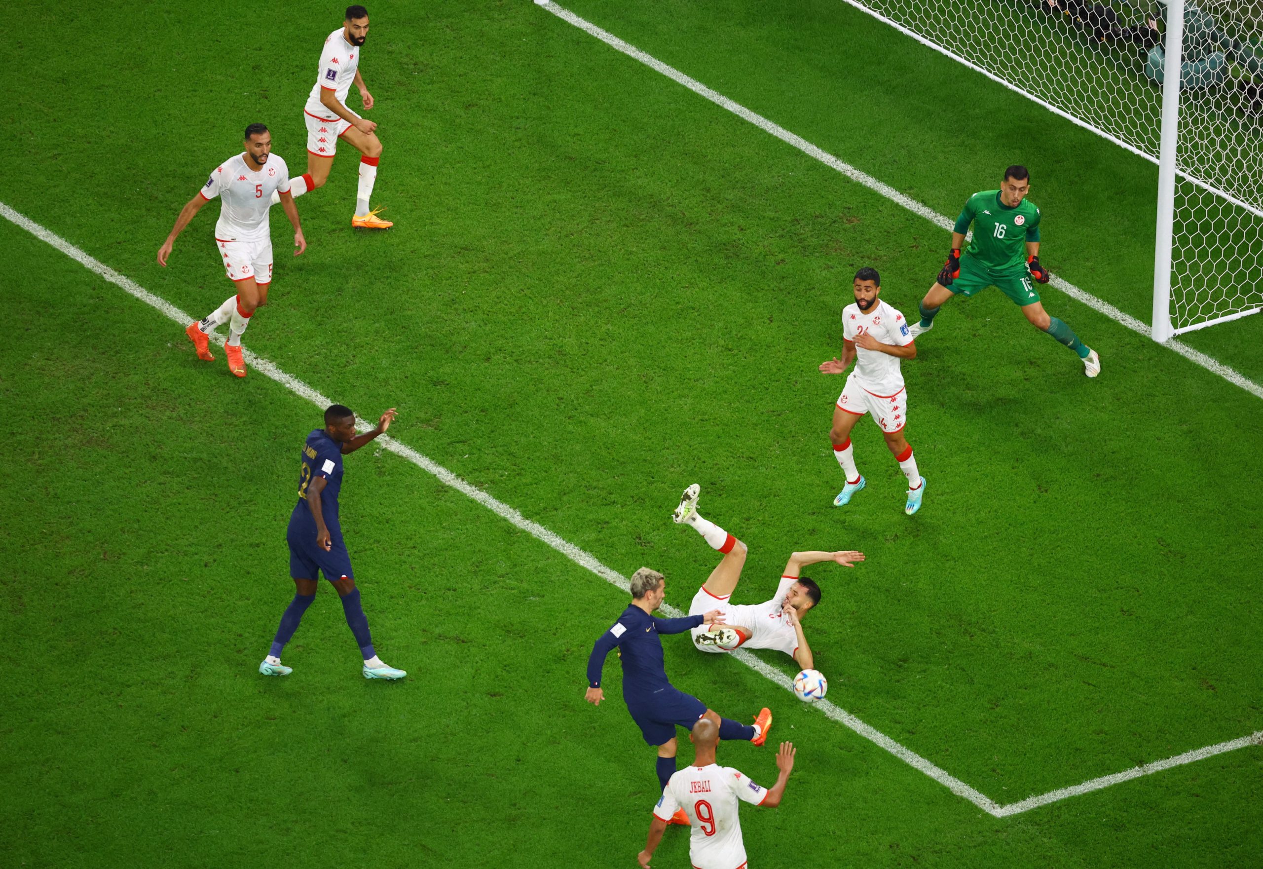 “فيفا” يعلن قراره الرسمي بشأن شكوى فرنسا ضد تونس.. فتح تحقيقاً مع لاعبَين غادرا كأس العالم