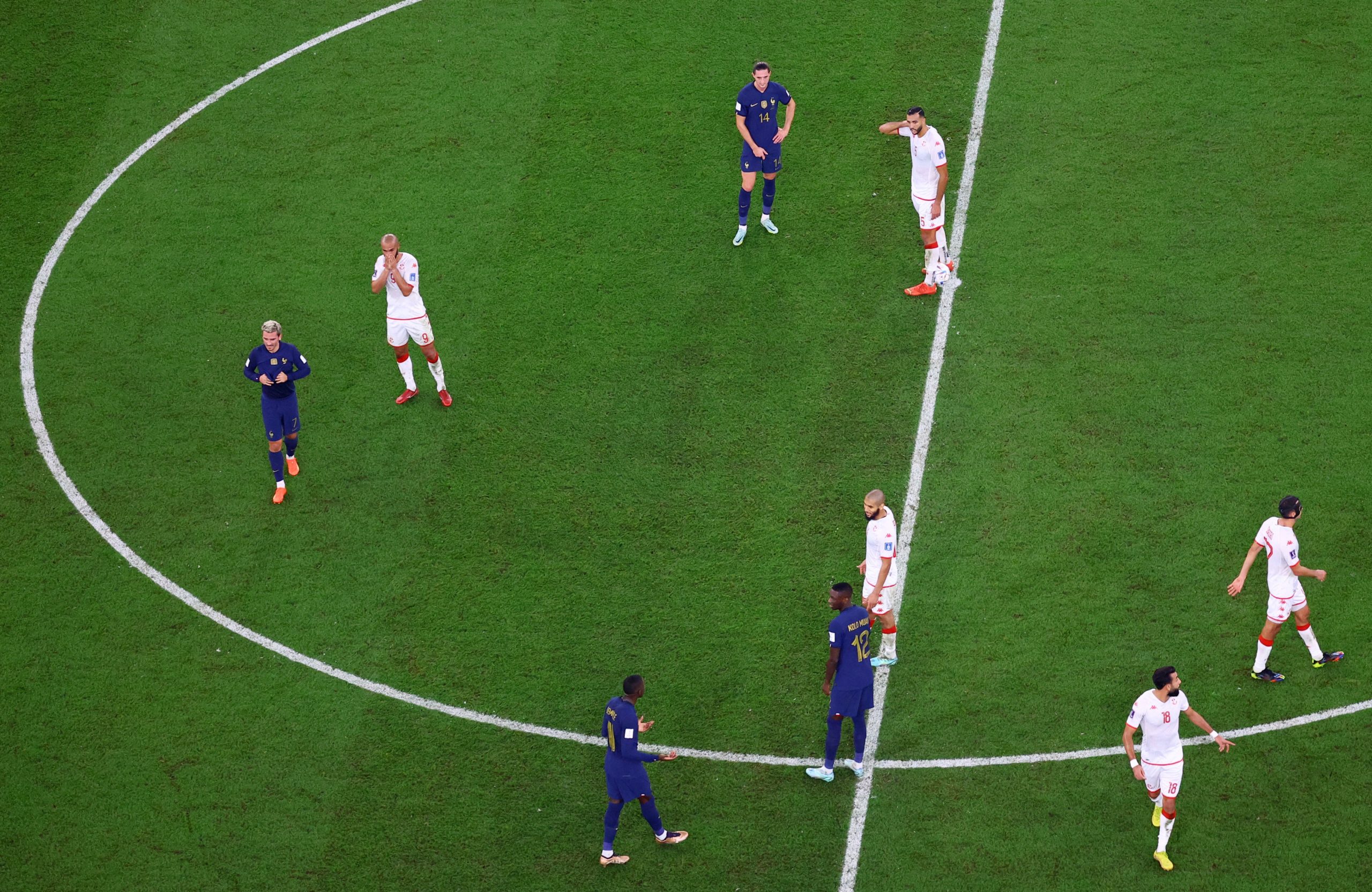 الاتحاد الفرنسي يشكو حكم مباراة تونس (رويترز)