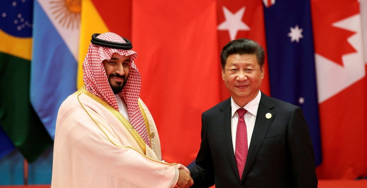لقاء سابق بين الرئيس الصيني وولي عهد السعودية على هامش قمة مجموعة العشرين/ رويترز