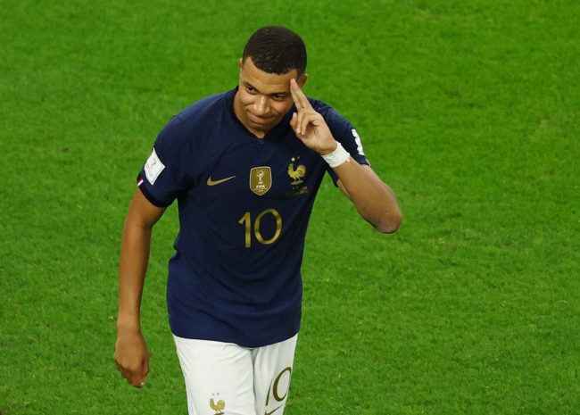 لماذا زار كيليان مبابي منتخب المغرب قبل مباراة إسبانيا؟ التقى صديقه المقرب ودعم اللاعبين