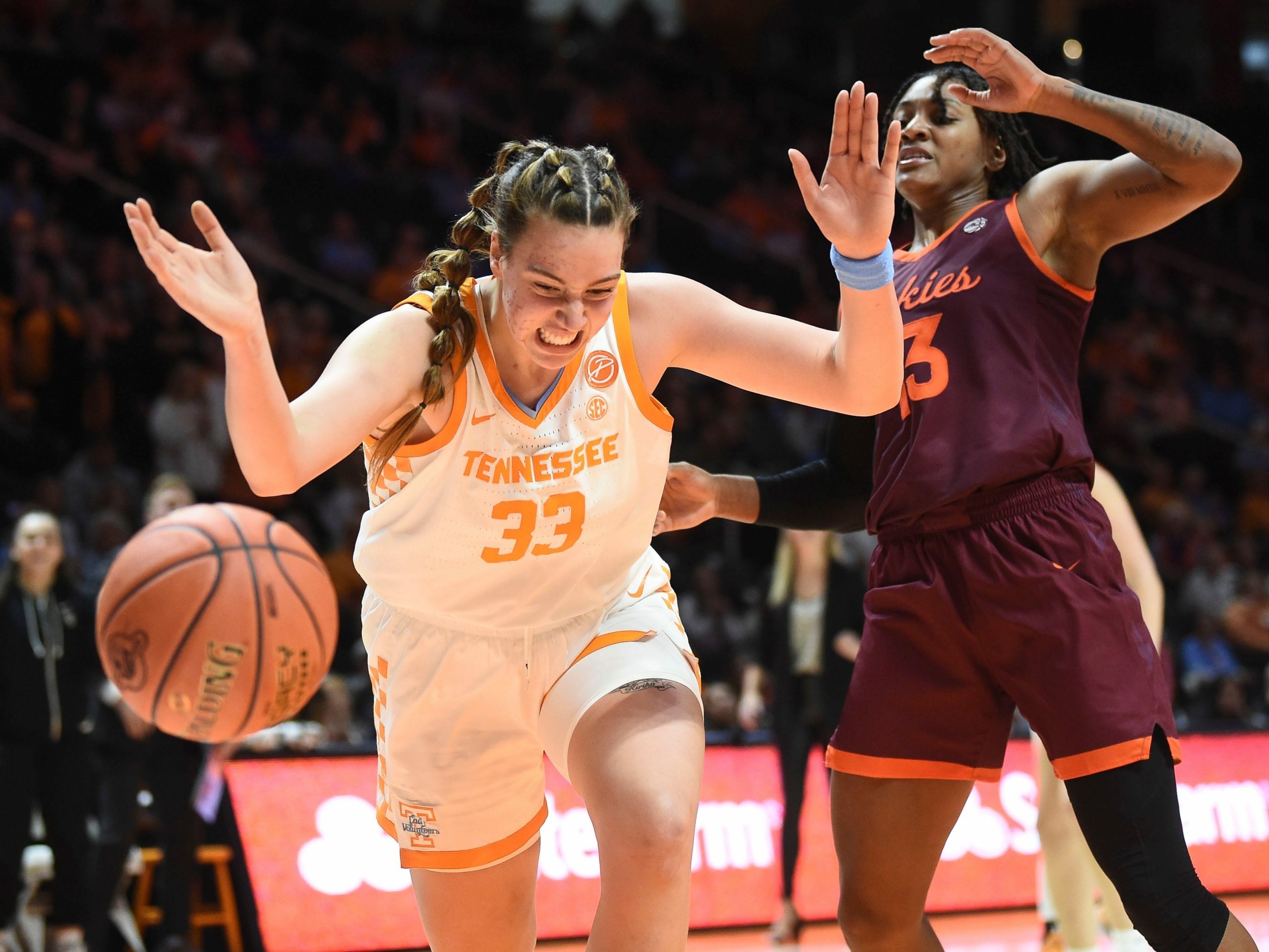 “شد شعر” ينتهي بطرد 8 لاعبات.. حادثة “غير مقصودة” خلال مباراة كرة سلة تُشعل شجاراً عنيفاً (فيديو)