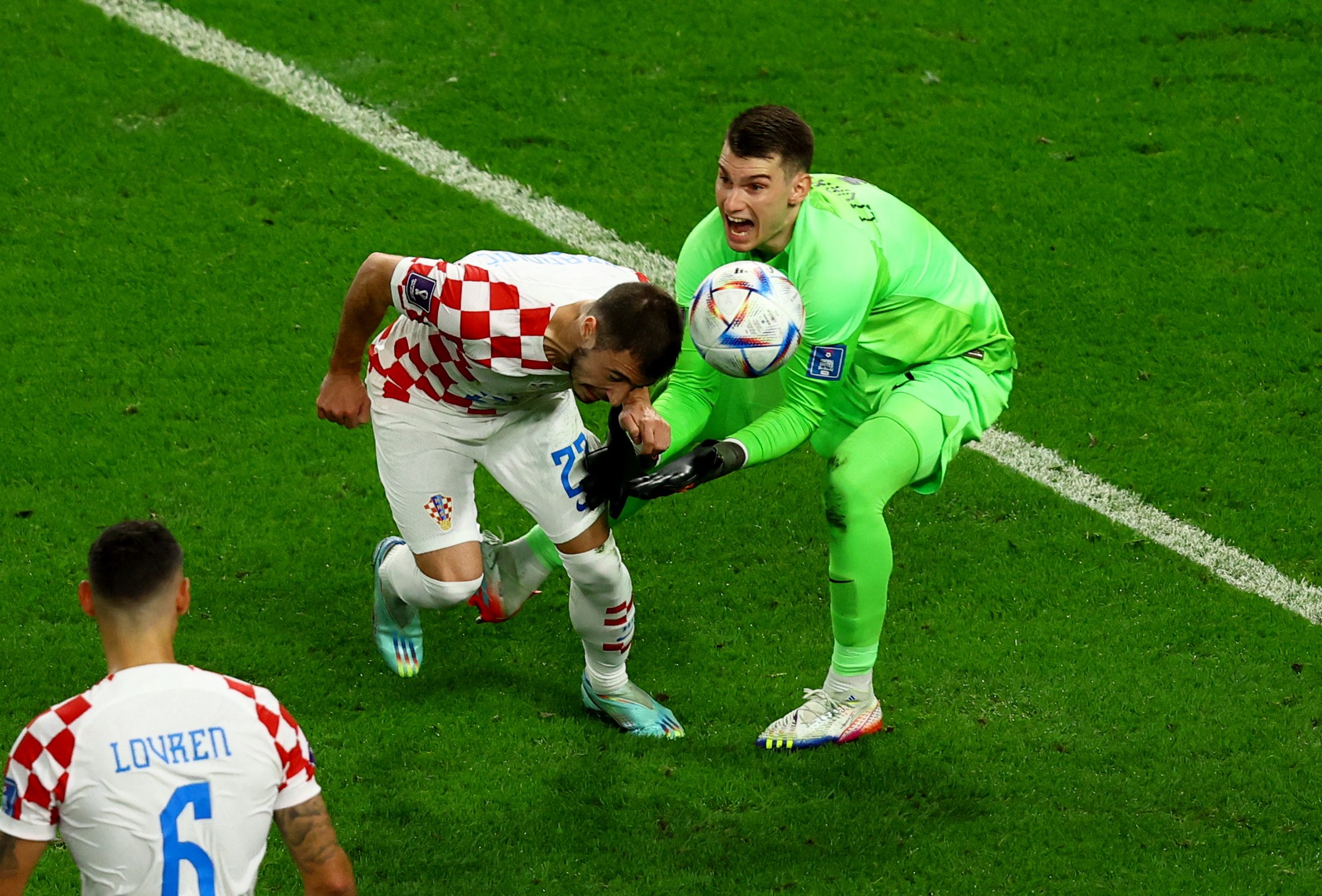 ركلات الكرة بالرأس تثير حماستنا لكنها تضر اللاعبين! دراسة تكشف تأثيرها على أدمغتهم عند الكبر