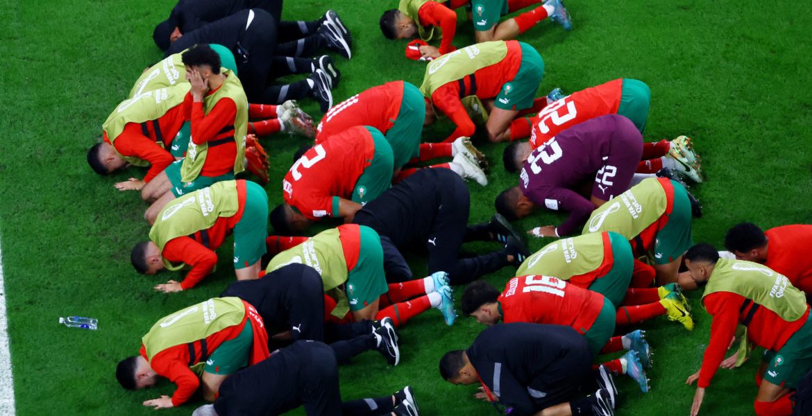 لاعبو المنتخب المغربي بعد تأهلهم إلى ربع النهائي/رويترز