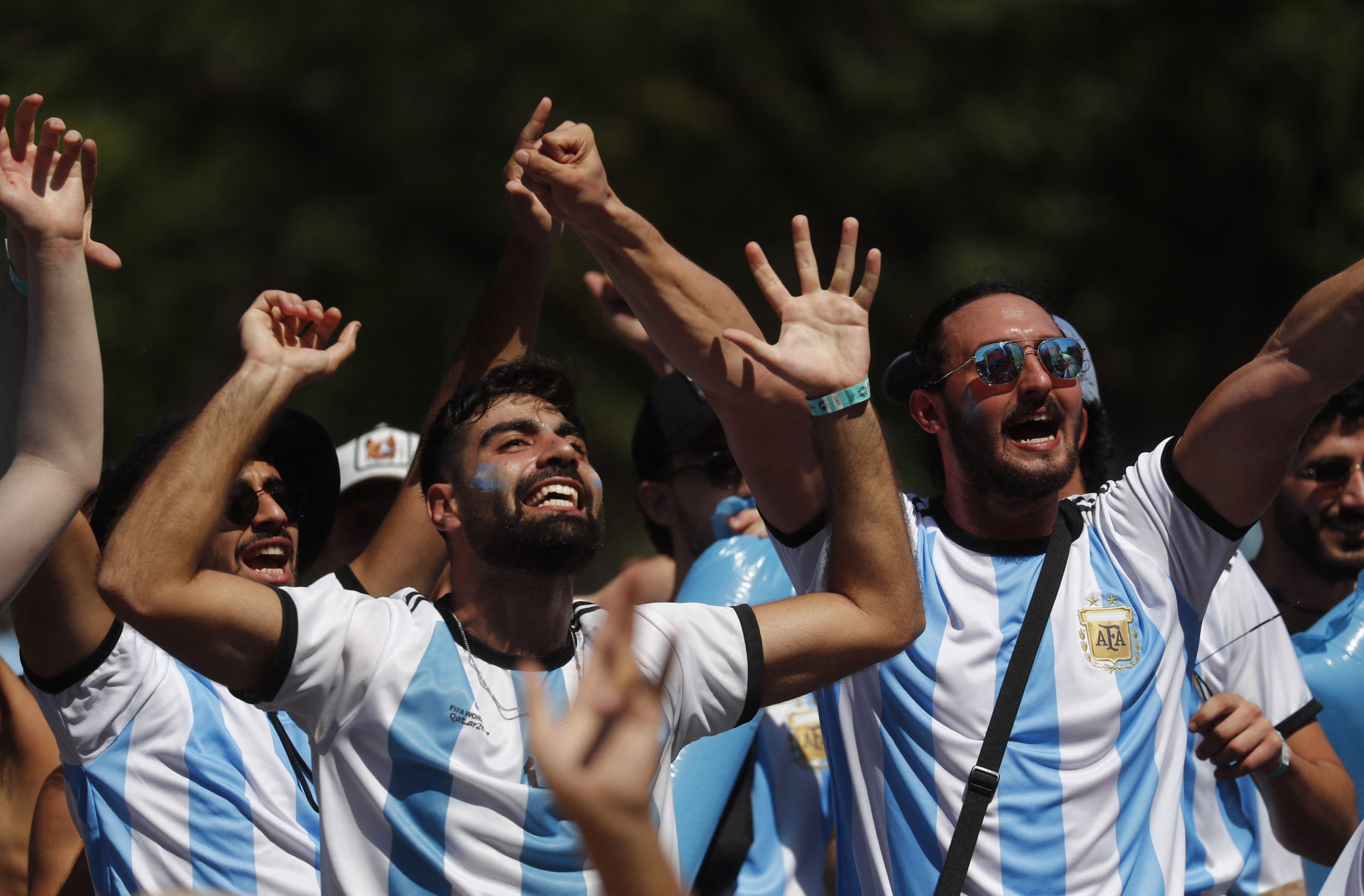 رويترز/ جماهير الأرجنتين تحتفل بشكل جنوني بعد توديع منتخب البرازيل مونديال قطر