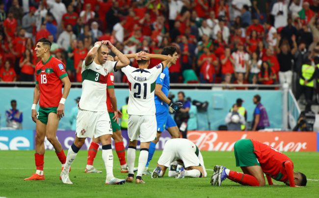 أغرب لقطة في مباراة المغرب والبرتغال.. هذا ما فعله مدافع “أسود الأطلس” مع بيبي