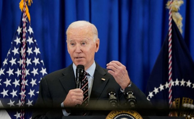 قضية 5 معتقلين في غوانتانامو تؤرق بايدن.. الرئيس الأمريكي يخشى “التورط” في اتفاق رفضه أوباما وترامب