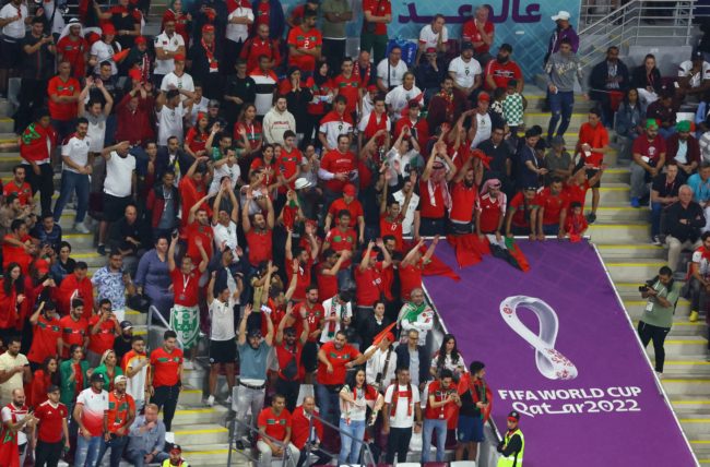 فيديو لشاب عربي يتقدم لخطبة صديقته خلال مباراة المغرب وكرواتيا.. الجماهير شاركته الفرحة بالزغاريد