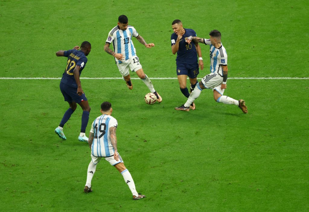 مباراة الأرجنتين وفرنسا (رويترز)