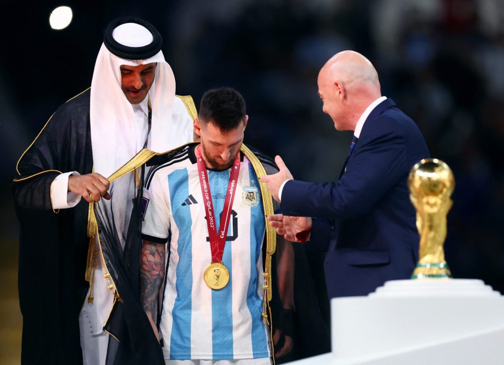 الشيخ تميم يُهدي ميسي 