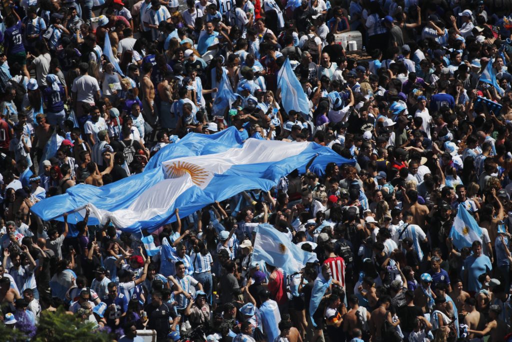 احتفالات في الأرجنتين بعد الفوز بكأس العالم (رويترز)