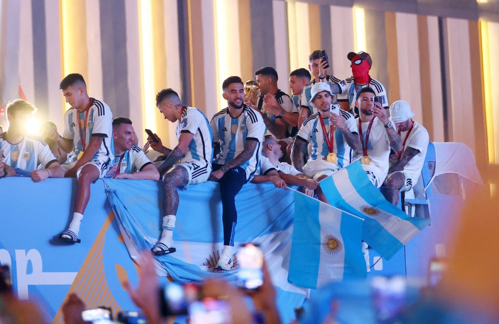 حافلة منتخب الأرجنتين تجوب لوسيل (رويترز)