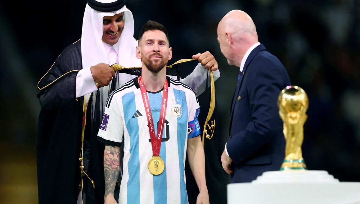 البشت القطري حُفر في ذاكرة كأس العالم (رويترز)