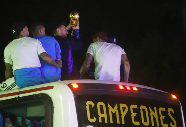 يتم شحنها إلى إيطاليا وتقديم نسخة مقلدة للبطل.. ما مصير مجسم كأس العالم بعد انتهاء احتفالات الأرجنتين؟