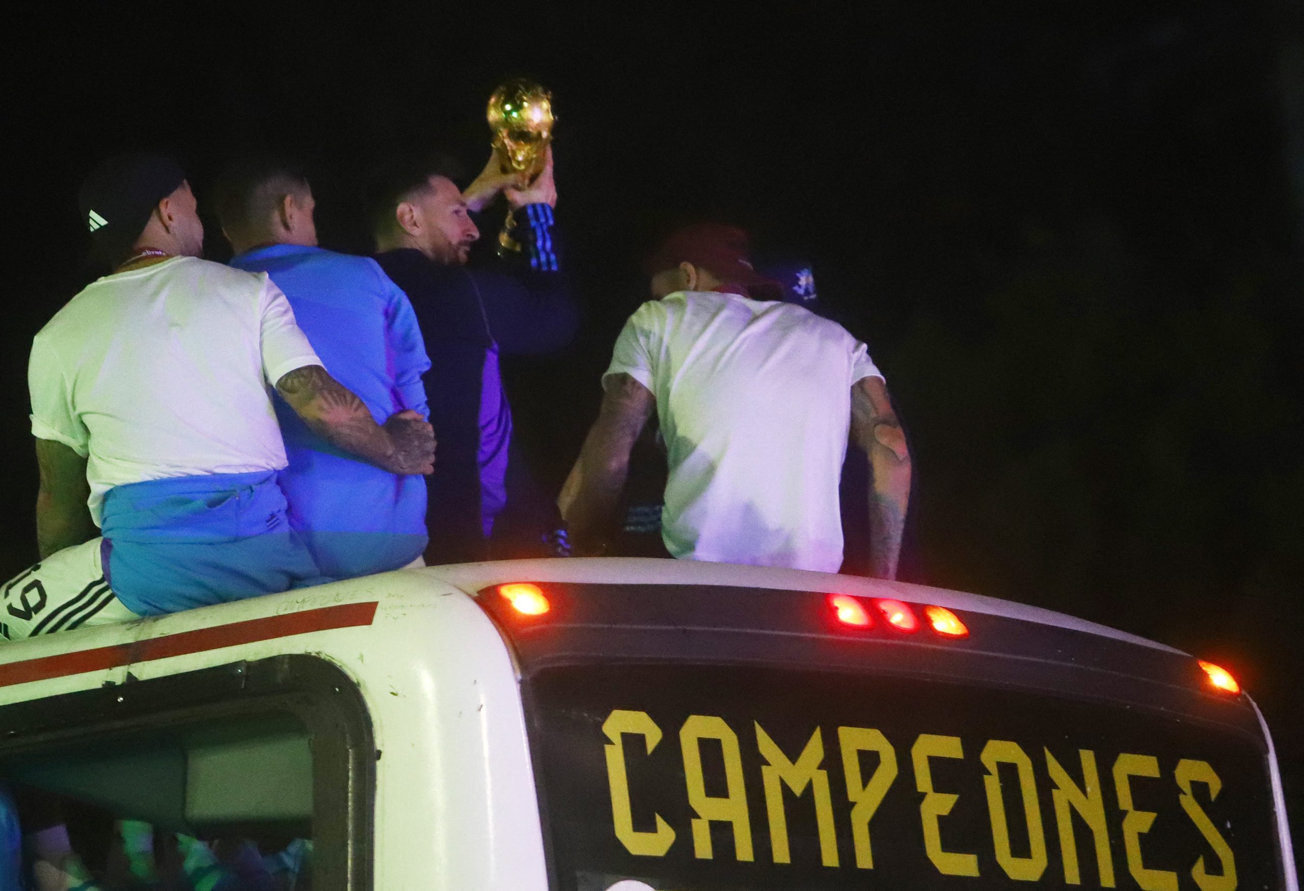 مصير مجسم كأس العالم بعد انتهاء احتفالات منتخب الأرجنتين (رويترز)