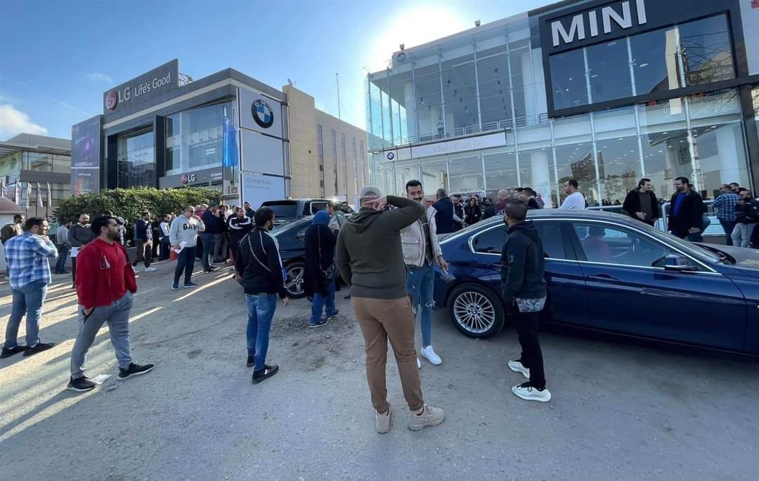 طوابير خادعة لشراء الـ”بي إم دبليو”.. أزمة الدولار تحاصر سوق السيارات المصري وتهدد بركود طويل المدى