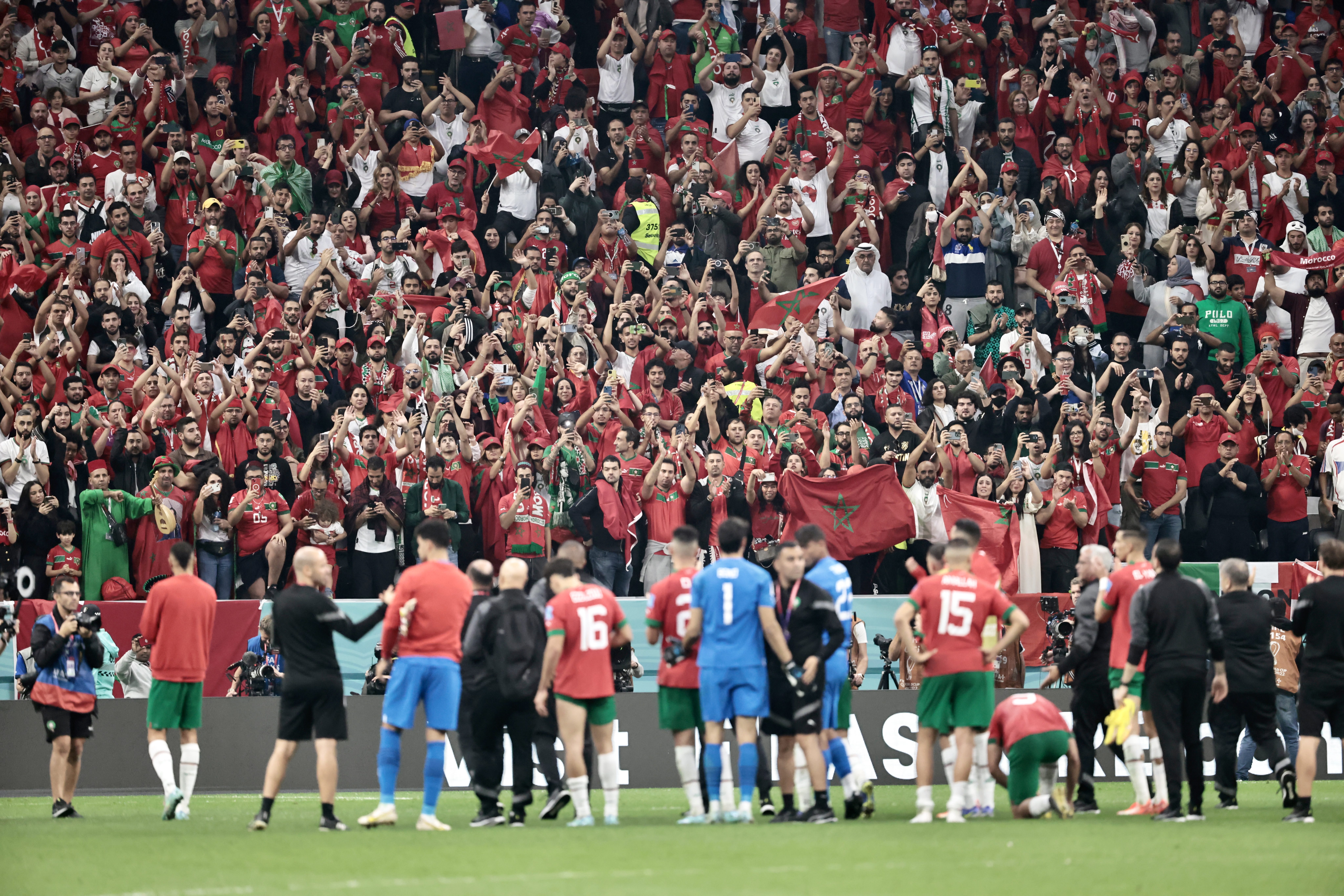 هتافات “لا إله إلا الله” تصدح بمدرجات مباراة المغرب وفرنسا بحضور ماكرون.. حصدت تفاعلاً واسعاً (فيديو)