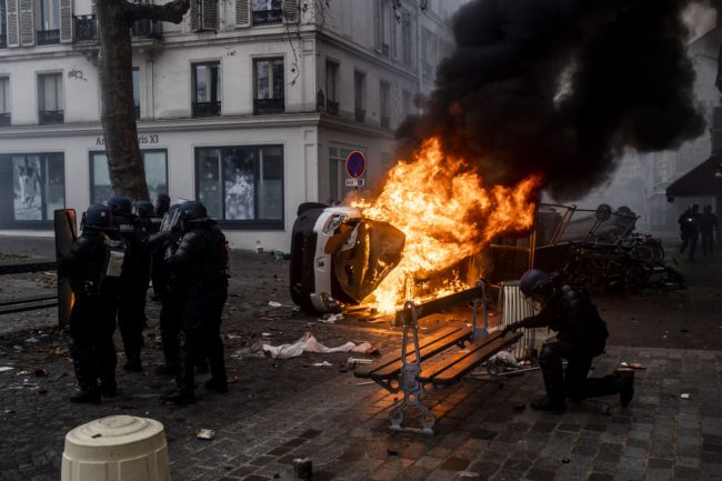 باريس تتحول لساحة حرب! أعمال عنف وتحطيم مركبات خلال احتجاجات على مقتل أكراد بهجوم مسلح (فيديو)