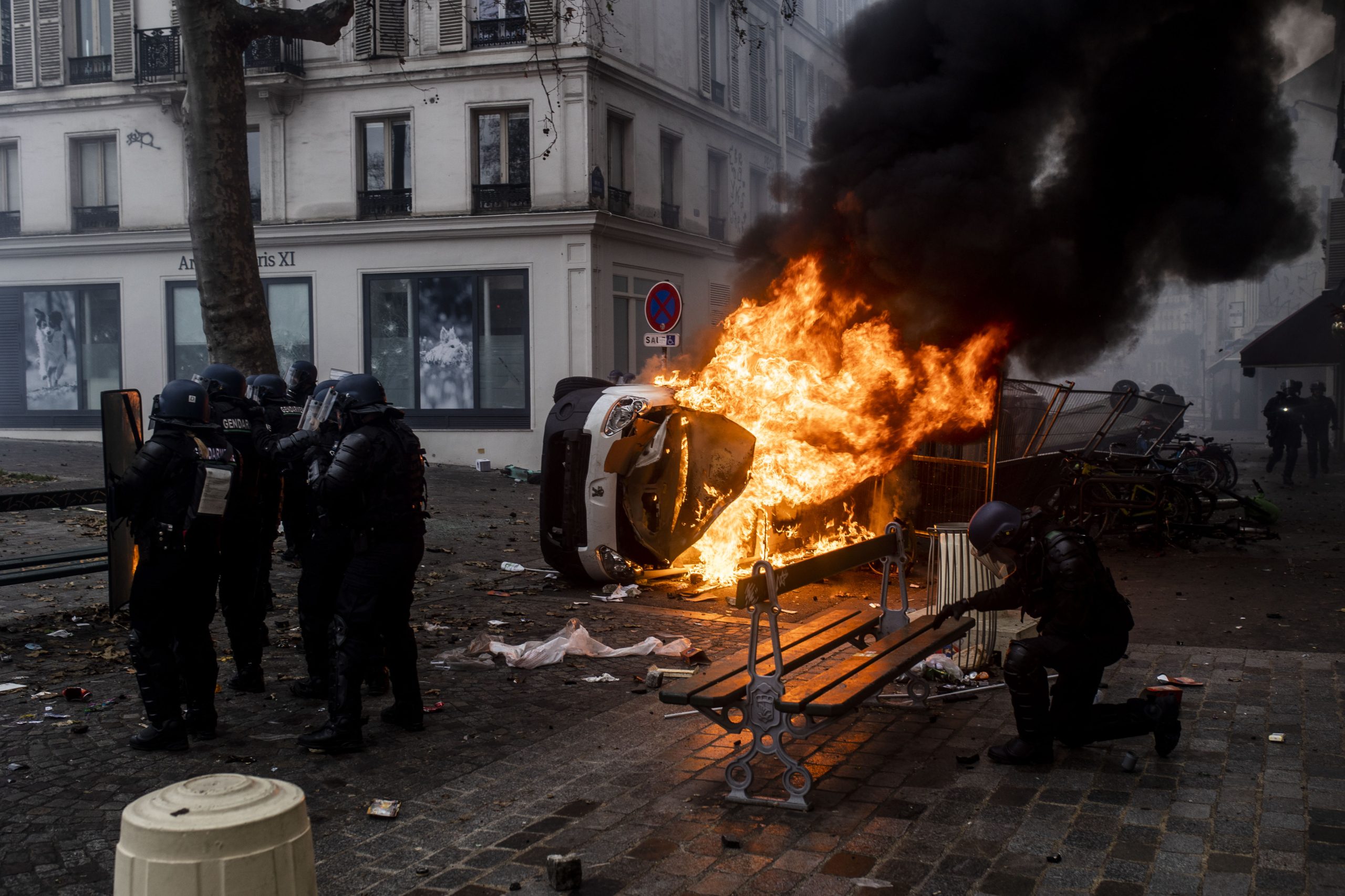 باريس تتحول لساحة حرب! أعمال عنف وتحطيم مركبات خلال احتجاجات على مقتل أكراد بهجوم مسلح (فيديو)
