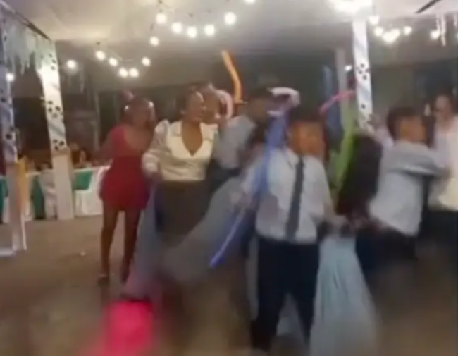 حفل تخرج ورقص يتحول إلى كارثة! فيديو مروع لانهيار مفاجئ أسقط عشرات الطلاب تحت الأرض