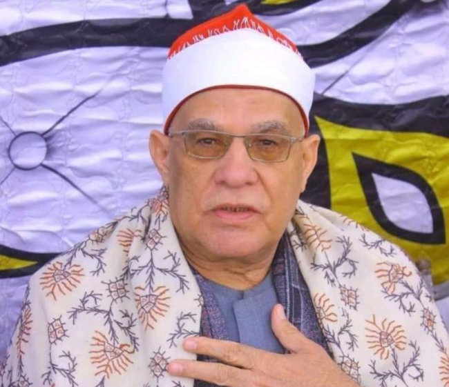 قارئ مصري يعتذر عن حركة “غير لائقة” خلال تلاوته للقرآن.. تسببت بمنعه من الظهور لمدة عام (فيديو)