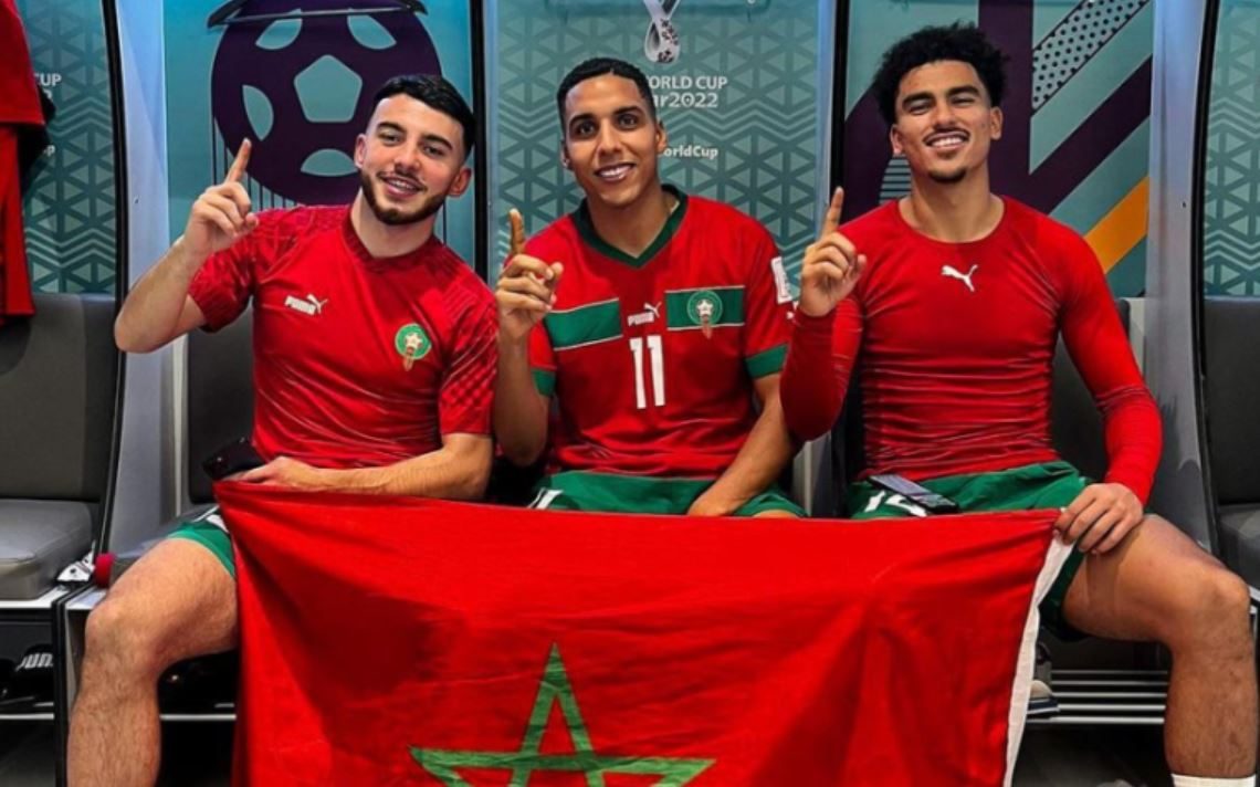 صورة اللاعبين المغاربة زكريا بوخلال وعبد الحميد صابيري وإلياس الشاعر وهو يرفعون السبابة